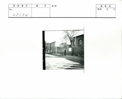 男子演讲砖墙树建筑背景.jpg
