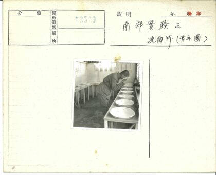 男子用布擦脸室内照.jpg