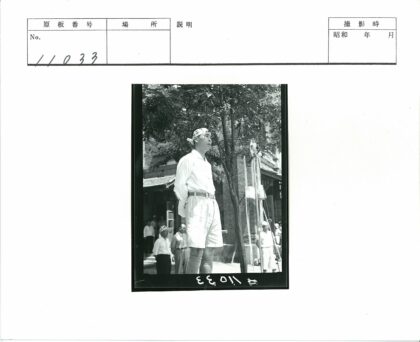 男子白衬衫麦克风演讲户外.jpg