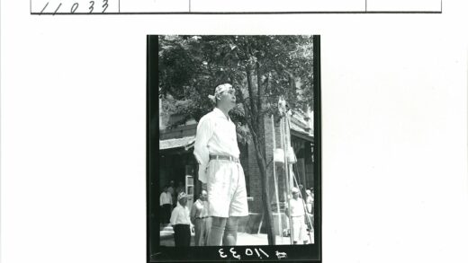 男子白衬衫麦克风演讲户外.jpg