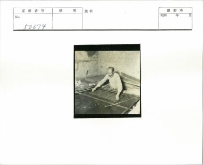 男子石墙房浅水池整理木框.jpg
