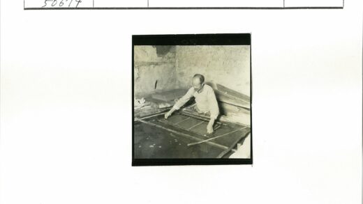 男子石墙房浅水池整理木框.jpg