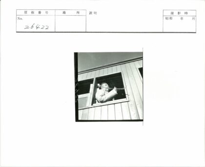 男子窗前抽烟斗观木建筑.jpg