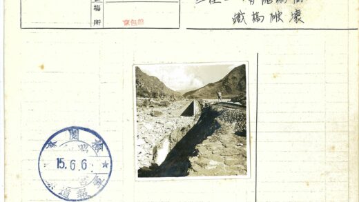 男子站立崎岖山径岩石景观.jpg