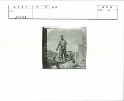 男子站立木结构远眺工业山丘.jpg