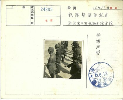 男子系绳排队水泥地合影.jpg