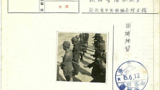 男子系绳排队水泥地合影.jpg