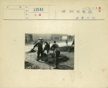 男子街道铲土工作场景.jpg