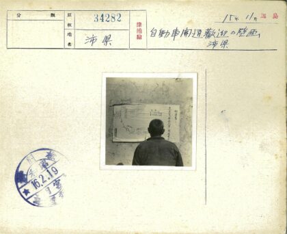 男子观看墙上的交通地图.jpg