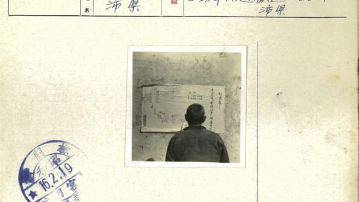 男子观看墙上的交通地图.jpg