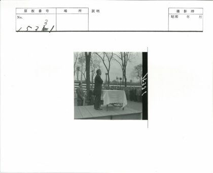 男子讲台演讲麦克风室外.jpg