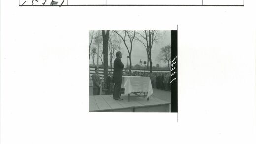 男子讲台演讲麦克风室外.jpg