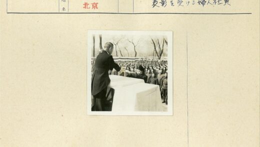 男子讲台递交文件户外人群.jpg