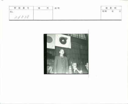 男子讲话与两面旗帜室内场景.jpg