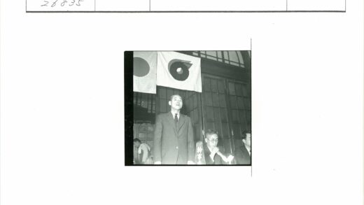 男子讲话与两面旗帜室内场景.jpg