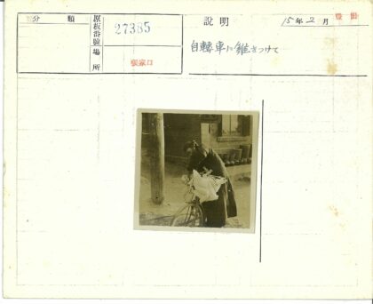 男子调整挂白鹅自行车.jpg