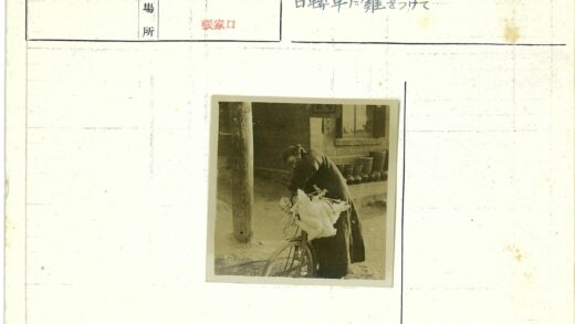 男子调整挂白鹅自行车.jpg