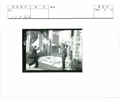 男子走过站岗士兵的建筑物入口.jpg