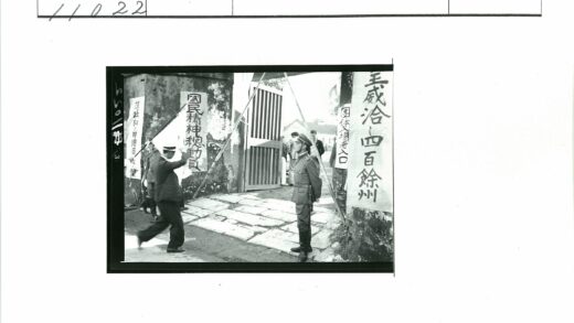 男子走过站岗士兵的建筑物入口.jpg