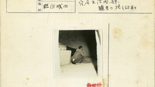 男子蹲地放碗室内建筑.jpg