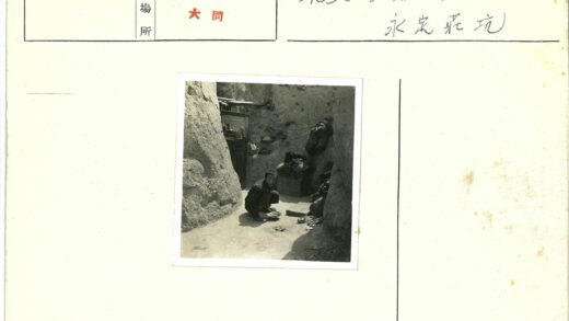 男子蹲守石墙院落.jpg