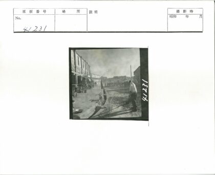 男子铲土街道历史街景.jpg
