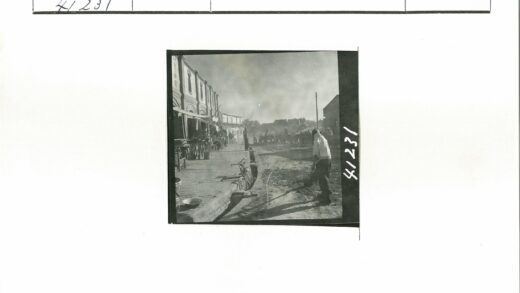 男子铲土街道历史街景.jpg