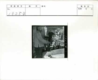 男子长凳茶壶茅草屋背景.jpg