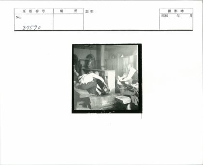 男子集体洗脚历史场景.jpg