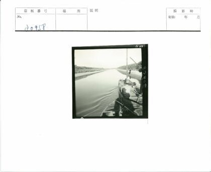 男子顺流划船茂密河岸风光.jpg