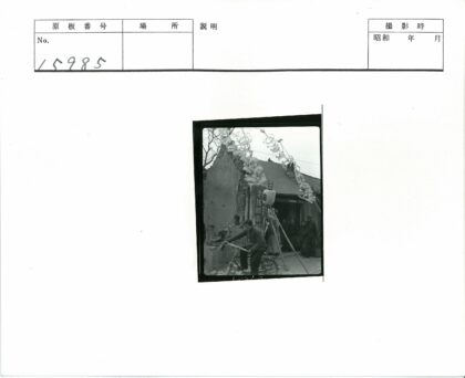 男子骑车经过残损建筑与商店人群.jpg