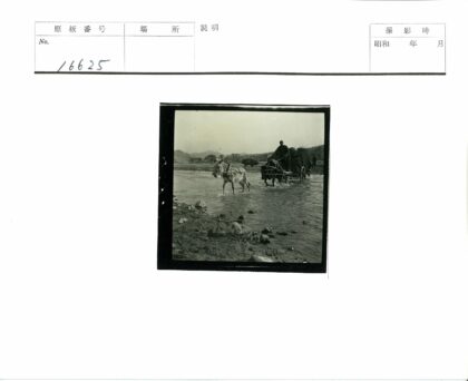男子骑驴车过浅河山景.jpg