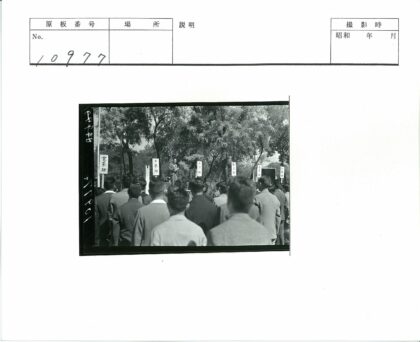 男子高台演讲树林群众集会.jpg