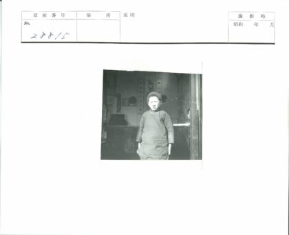 男孩与室内艺术门口.jpg