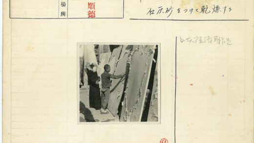 男孩与晾晒布料阳光场景.jpg
