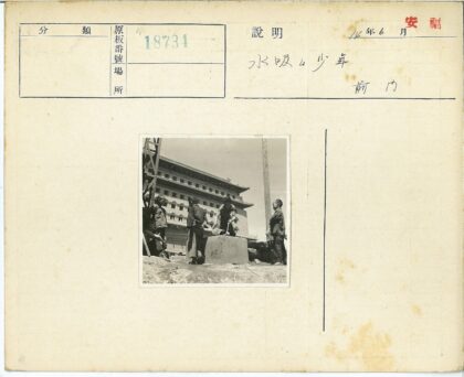 男孩与石桶传统建筑互动.jpg