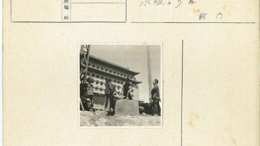 男孩与石桶传统建筑互动.jpg