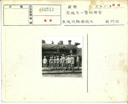男孩与蒸汽机车合影.jpg