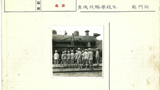 男孩与蒸汽机车合影.jpg