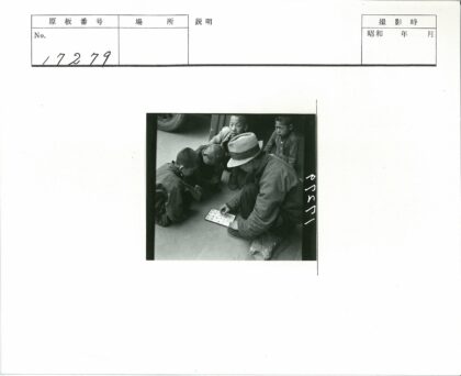 男孩们与戴帽男子玩棋盘游戏.jpg