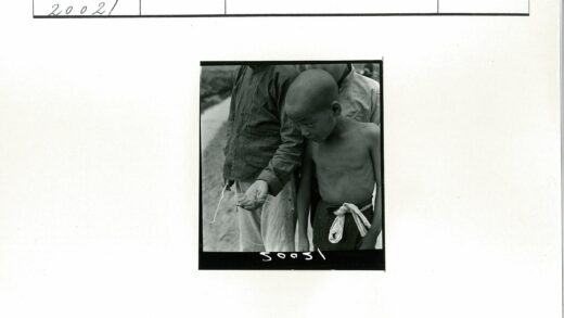男孩们专注观察小物件.jpg