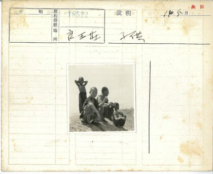 男孩们在沙坡上玩耍.jpg