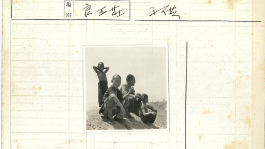 男孩们在沙坡上玩耍.jpg