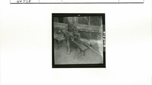 男孩制作木工工具.jpg