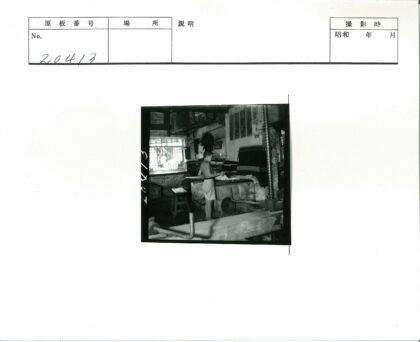 男孩在阳光工作室工作.jpg
