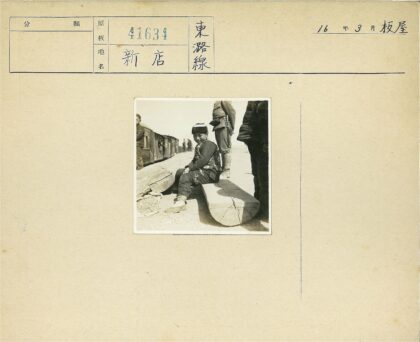 男孩坐原木旁火车背景.jpg