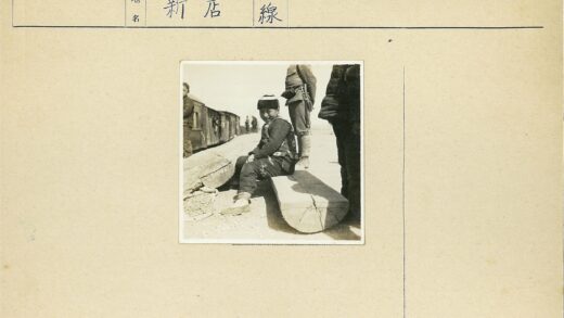 男孩坐原木旁火车背景.jpg
