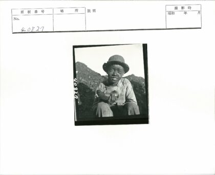 男孩戴帽子持蔬菜户外.jpg