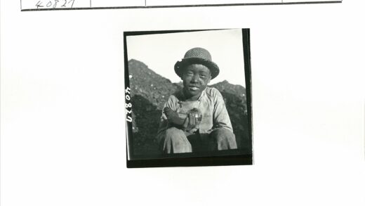 男孩戴帽子持蔬菜户外.jpg