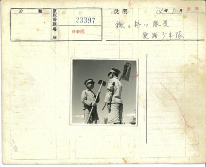 男孩戴帽持锹校园劳动照.jpg